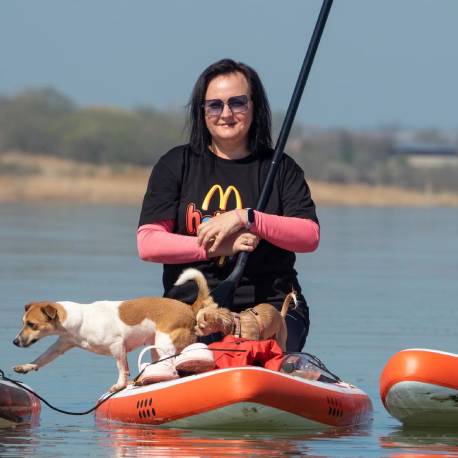 Girl paddleboard with her dog in paddle gonflable