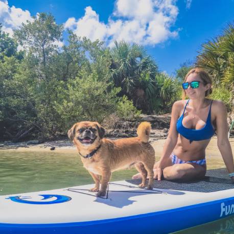 Girl test sup gonflable from Funwater and bring her dog in best SUP gonfiabile